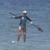 Isabella Santoni se preocupou em estar devidamente protegida para praticar a travessia de stand-up paddle