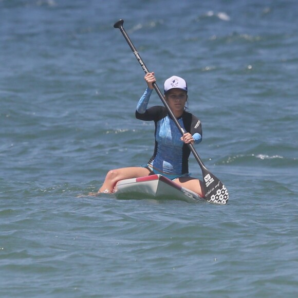 Isabella Santoni adora praticar exercícios ao ar livre e no mar, como o stand-up paddle