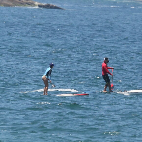 Caio Vaz, namorado de Isabella Santoni, explicou o caminho do casal em alto mar: 'Travessia interpraiana no Rio de Janeiro'