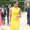 A duquesa de Sussex participou de uma recepção na Marlborough House, em Londres, com jovens da Commonwealth e optou por um vestido amarelo desenhado pelo estilista preferido de Lady Gaga, Brandon Maxwell