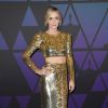 Emily Blunt usou saia longa e cropped metalizados com paetês dourados no look do Governors Awards 2018