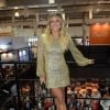 Em uma feira de beleza em São Paulo, em setembro, Giovanna Ewbank apostou em um vestido dourado de paetês