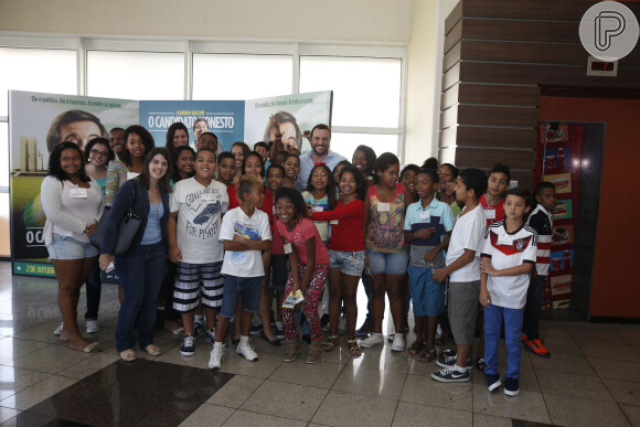 Rodrigo Limbardi posa com crianças durante a Festival Internacional de Cinema Infantil, na Barra da Tijuca, Zona Oeste do Rio de Janeiro