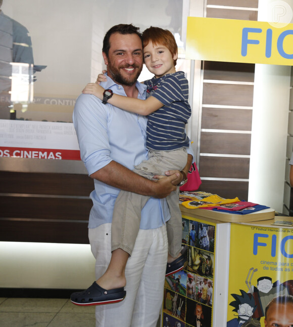 Rodrigo Limbardi leva o filho, Rafael, à abertura do Festival Internacional de Cinema Infantil, na Barra da Tijuca, Zona Oeste do Rio de Janeiro (13 de setembro de 2014)