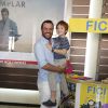 Rodrigo Limbardi e o filho, Rafael, prestigiam a abertura do Festival Internacional de Cinema Infantil, na Barra da Tijuca, Zona Oeste do Rio de Janeiro