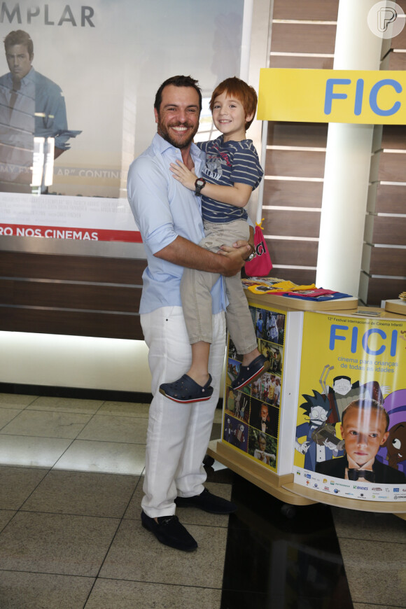 Rodrigo Limbardi e o filho, Rafael, prestigiam a abertura do Festival Internacional de Cinema Infantil, na Barra da Tijuca, Zona Oeste do Rio de Janeiro
