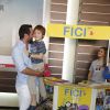 Rodrigo Limbardi leva o filho, Rafael, à abertura do Festival Internacional de Cinema Infantil, na Barra da Tijuca, Zona Oeste do Rio de Janeiro (13 de setembro de 2014)