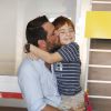 Rodrigo Limbardi beija o filho, Rafael, de 6 anos