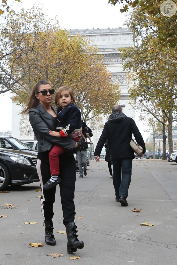 Kourtney Kardashian carrega o filho, Mason