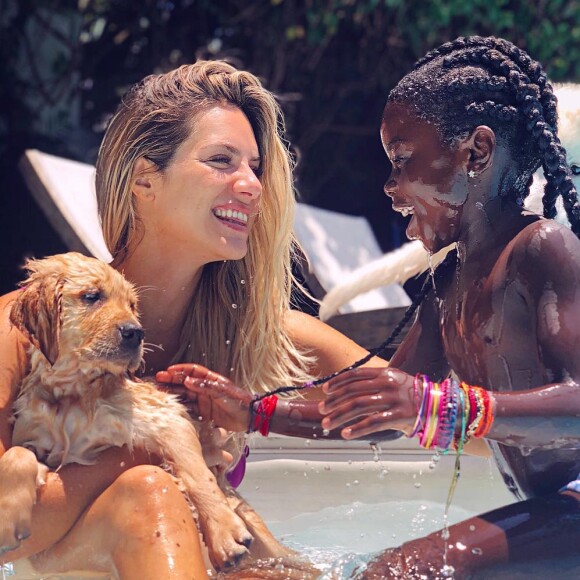Piscina animada! Gio Ewbank e Títi brincam com cachorrinha na água nesta quinta-feira, dia 20 de dezembro de 2018