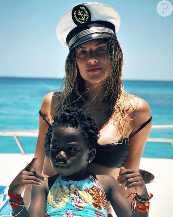 Giovanna Ewbank e a filha, Títi, são fãs de programas aquáticos