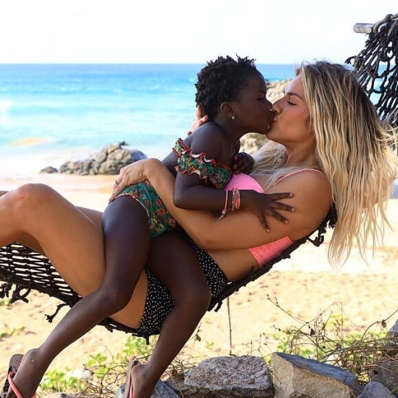 Bruno Gagliasso também se encantou com o registro da mulher, Giovanna Ewbank, com a filha, Títi