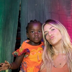 Giovanna Ewbank driblou o calor no Rio de Janeiro entrando na piscina com a filha, Títi