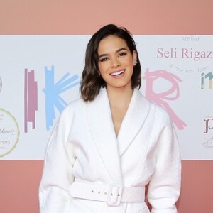 Bruna Marquezine foi filmada dançando e fazendo caras e bocas pelo personal