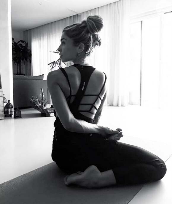 Grazi Massafera adora compartilhar cliques nos quais aparece praticando yoga nas redes sociais
