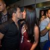 Zezé Di Camargo e Graciele Lacerda se beijam em bastidores de show do cantor no Festival Villa Mix 2014, em Goiás