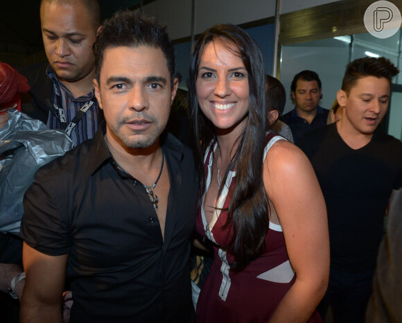 Zezé Di Camargo posa com a namorada, Graciele Lacerda, nos bastidores de seu show no Festival Villa Mix 2014, em Goiânia