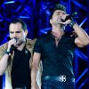 Zezé Di Camargo e Luciano cantam seus grandes sucessos em show