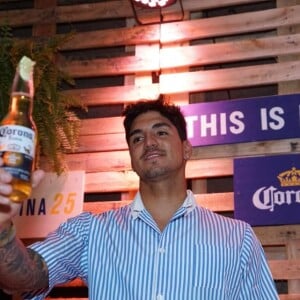 Gabriel Medina comemorou 25 anos com uma festa do pijama