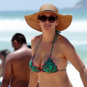 Regiane Alves curte dia de sol na praia da Barra da Tijuca, no Rio de Janeiro, em 23 de dezembro de 2018