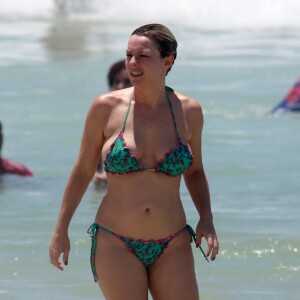 Regiane Alves curte dia de calor em praia carioca