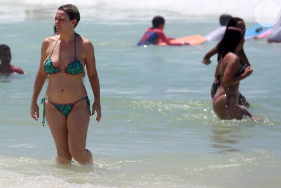 Regiane Alves entra no mar em dia de calor no Rio de Janeiro