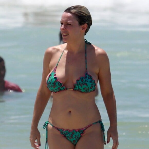 Regiane Alves entra no mar em dia de calor no Rio de Janeiro
