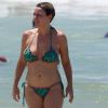 Regiane Alves se refresca no mar em dia de calor