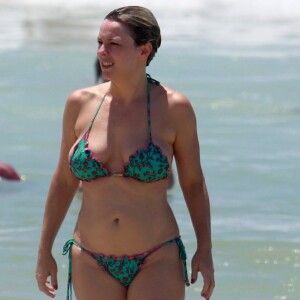 Regiane Alves se refresca no mar em dia de calor