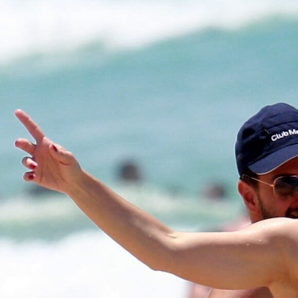Regiane Alves é fotografada em momento de folga na praia