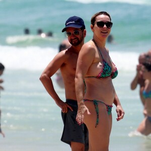 Regiane Alves aproveita dia de calor na praia