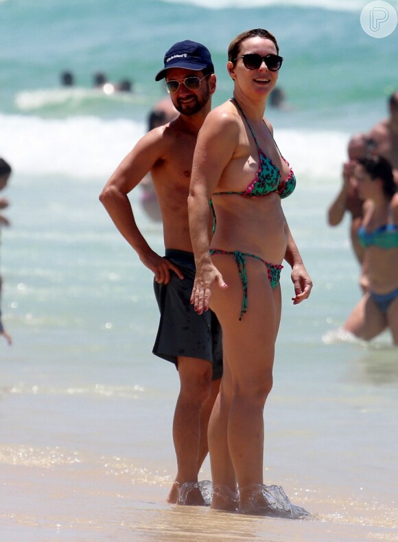 Regiane Alves aproveita dia de calor na praia