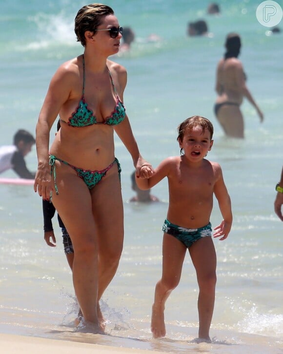 Regiane Alves aproveita momento de folga e curte dia com os filhos na praia