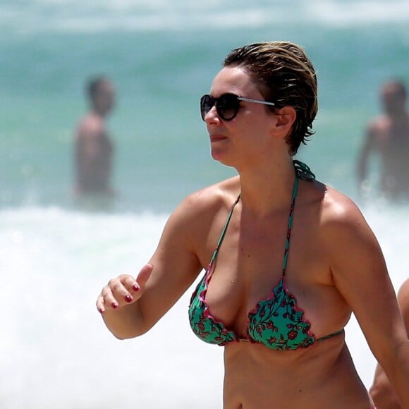 Regiane Alves se refresca em praia carioca
