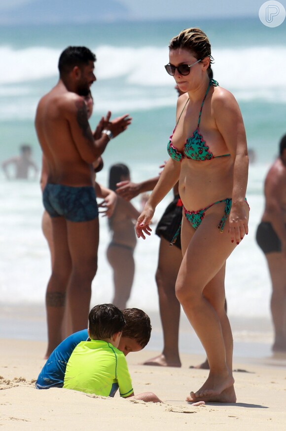 Regiane Alves vigia os filhos na praia