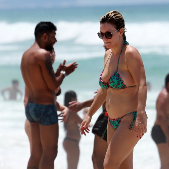 Regiane Alves vigia os filhos na praia