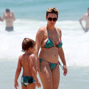 Regiane Alves é fotografada em momento de lazer na praia