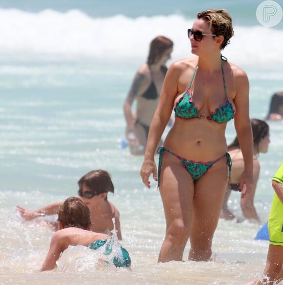Regiane Alves se diverte com os filhos na praia