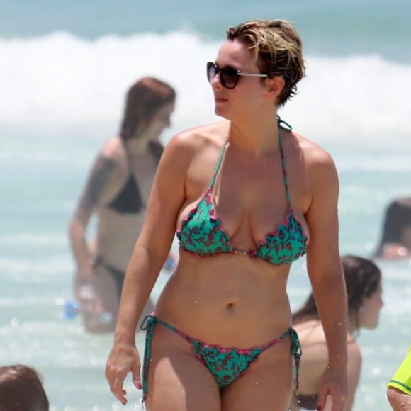 Regiane Alves se diverte com os filhos na praia