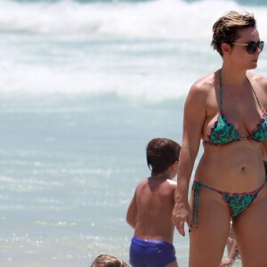 Regiane Alves curte dia de verão na praia