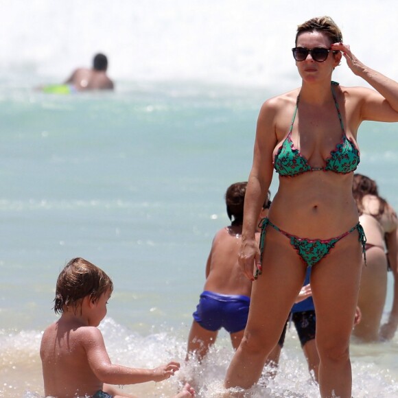 Regiane Alves se refresca na praia da Barra da Tijuca, no Rio