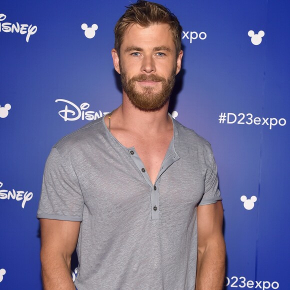 Em casamento, Liam se une aos irmãos Chris e Luke Hemswort para brincarem de 'shotski'