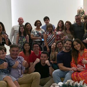 'O melhor presente é uma família feliz. Um natal abençoado e cheio de amor pra todos vocês', desejou Sabrina Sato