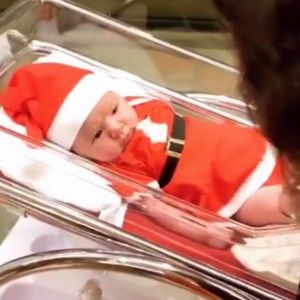 Sabrina Sato e Duda Nagle fantasiam a filha, Zoe, de Mamãe Noel no Natal