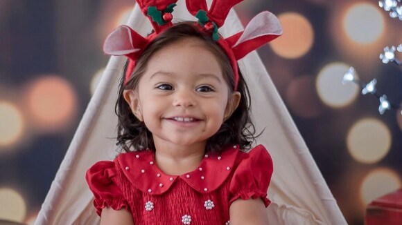 Que amor! Juliana Alves mostra fotos da filha em ensaio de Natal: 'Carinhas'