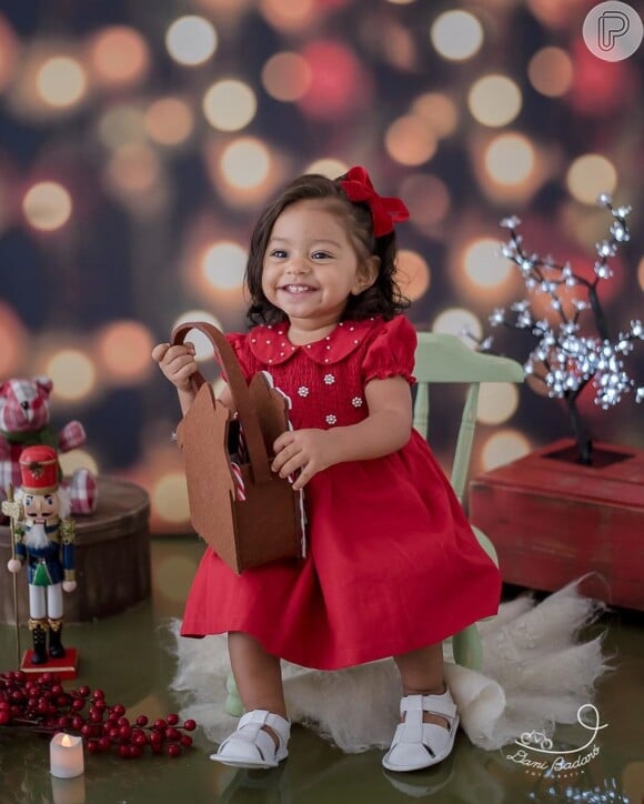 Filha de Juliana Alves, Yolanda surgiu com um look vermelho em ensaio fotográfico de Natal 