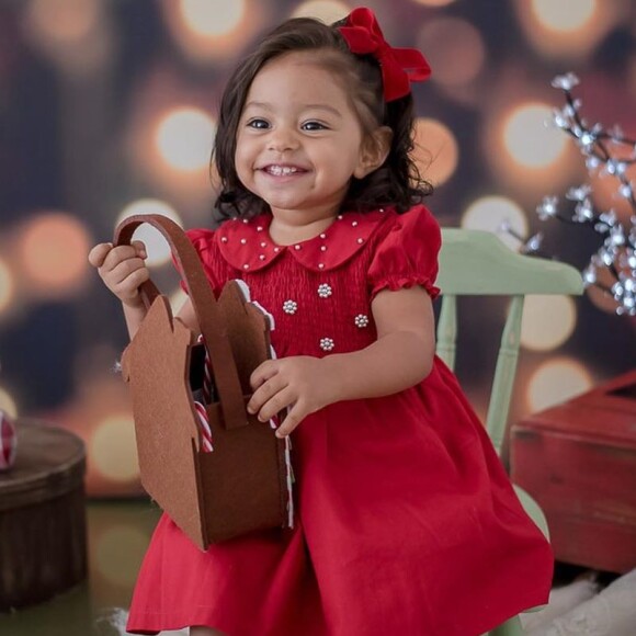 Filha de Juliana Alves, Yolanda surgiu com um look vermelho em ensaio fotográfico de Natal 