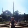Mariana Ximenes visita a Mesquita Azul, templo mulçumano construído há 400 anos. Atriz passa temporada fora do Brasil desde o fim de 'Joia Rara'