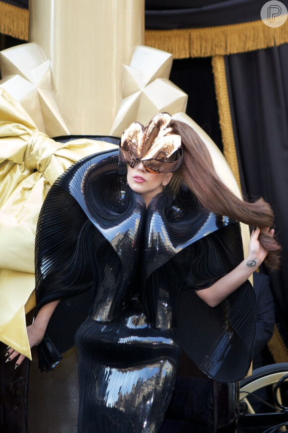 Lady Gaga adiou shows recentemente por causa das dores e da sinovite