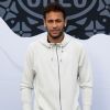 Neymar posa com modelo brasileira e fãs shippam